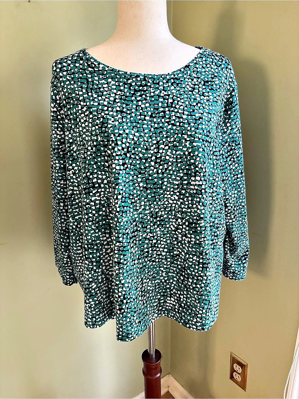 Chico's Abstract Geometric Print Top. Green/Blk/White. 3/4 sleeve. XXL Like New